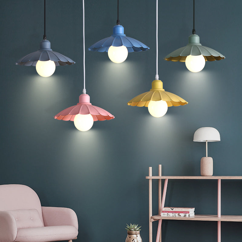 Lampe à suspension de style macaron avec abat-jour métallique à bord festonné en rose/jaune - Parfait pour le salon