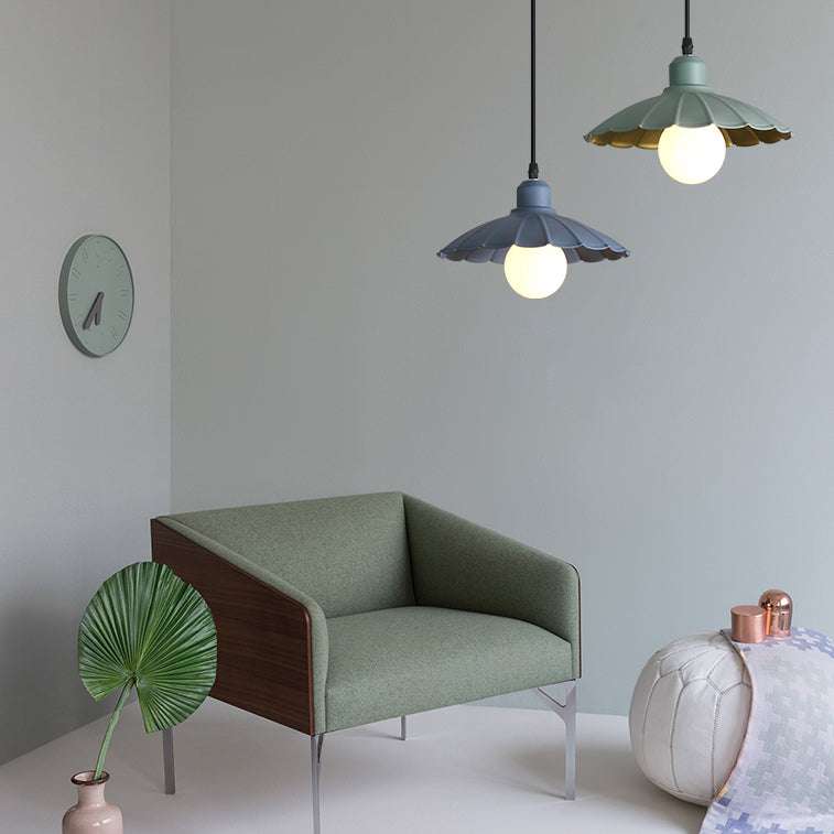 Lampe à suspension de style macaron avec abat-jour métallique à bord festonné en rose/jaune - Parfait pour le salon