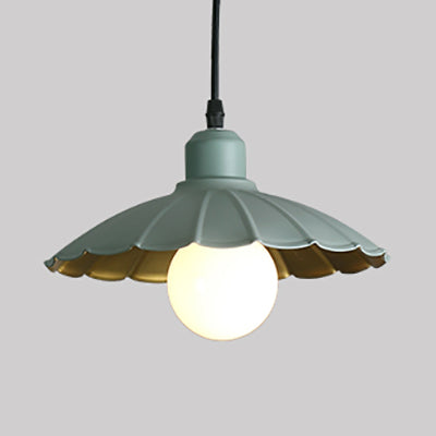 Lampe à suspension de style macaron avec abat-jour métallique à bord festonné en rose/jaune - Parfait pour le salon