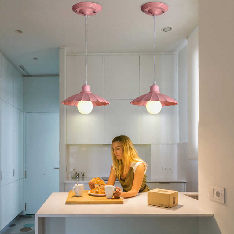 Lampe à suspension de style macaron avec abat-jour métallique à bord festonné en rose/jaune - Parfait pour le salon