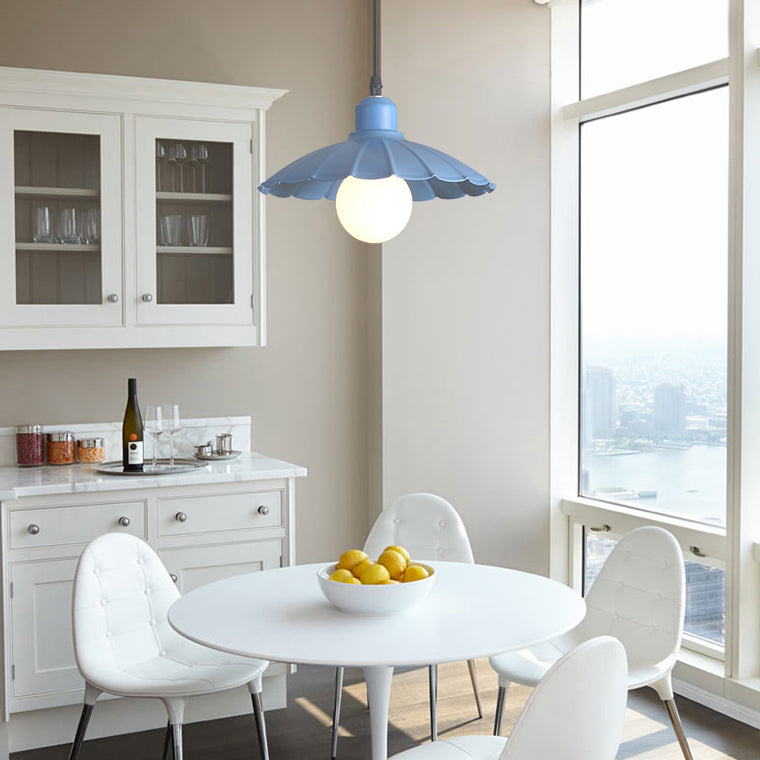 Lampe à suspension de style macaron avec abat-jour métallique à bord festonné en rose/jaune - Parfait pour le salon
