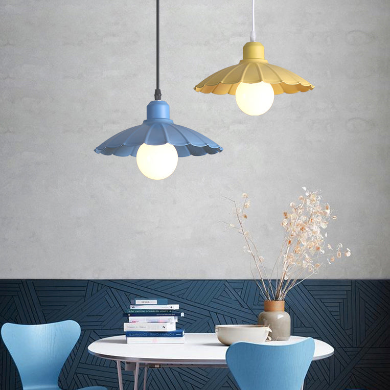 Lampe à suspension de style macaron avec abat-jour métallique à bord festonné en rose/jaune - Parfait pour le salon