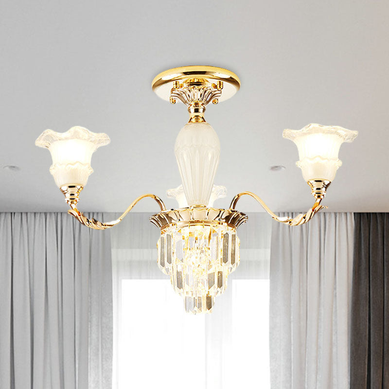 Lustre moderne à prisme en cristal conique avec abat-jour en verre dépoli à cloche volantée en or - Disponible en options de 3/6 lumières pour la chambre à coucher