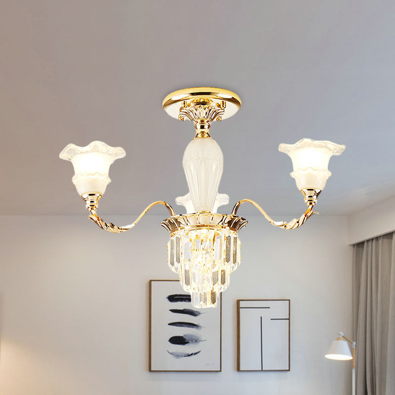Lustre moderne à prisme en cristal conique avec abat-jour en verre dépoli à cloche volantée en or - Disponible en options de 3/6 lumières pour la chambre à coucher