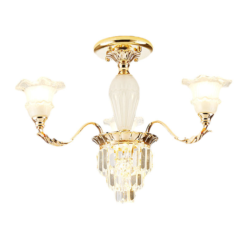Lustre moderne à prisme en cristal conique avec abat-jour en verre dépoli à cloche volantée en or - Disponible en options de 3/6 lumières pour la chambre à coucher