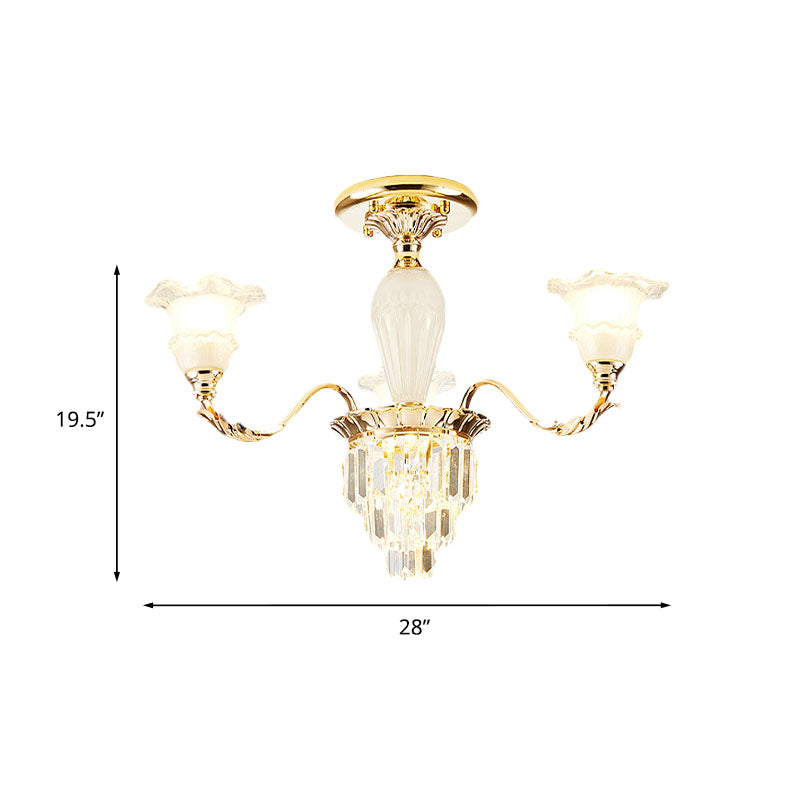 Lustre moderne à prisme en cristal conique avec abat-jour en verre dépoli à cloche volantée en or - Disponible en options de 3/6 lumières pour la chambre à coucher