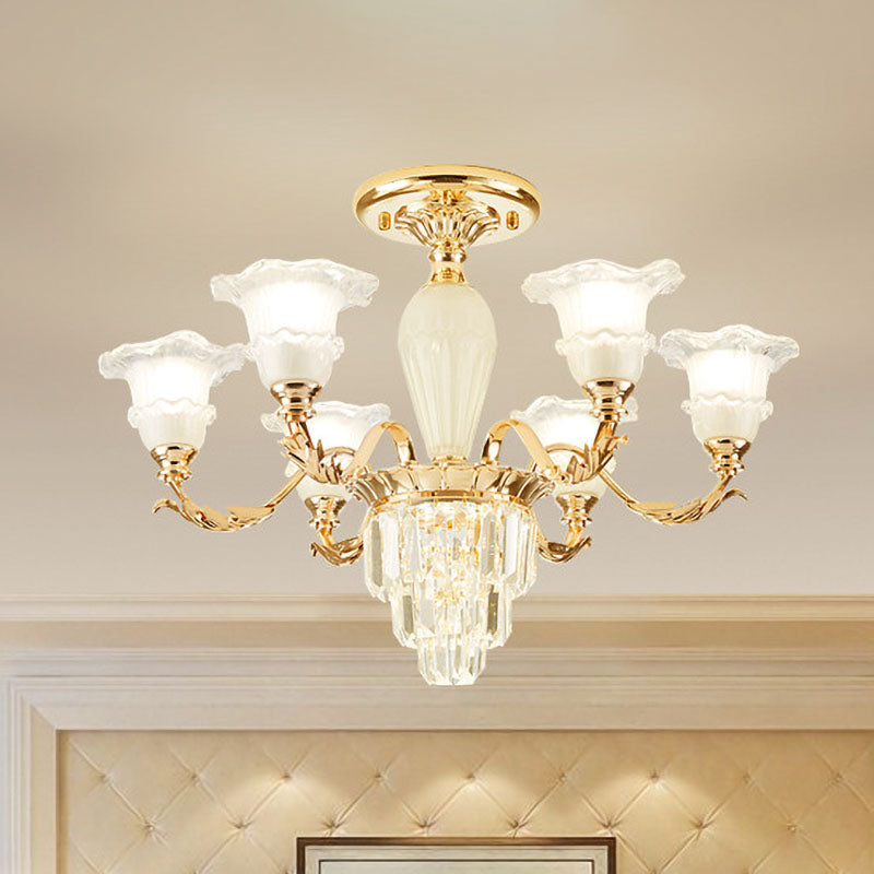Lustre moderne à prisme en cristal conique avec abat-jour en verre dépoli à cloche volantée en or - Disponible en options de 3/6 lumières pour la chambre à coucher