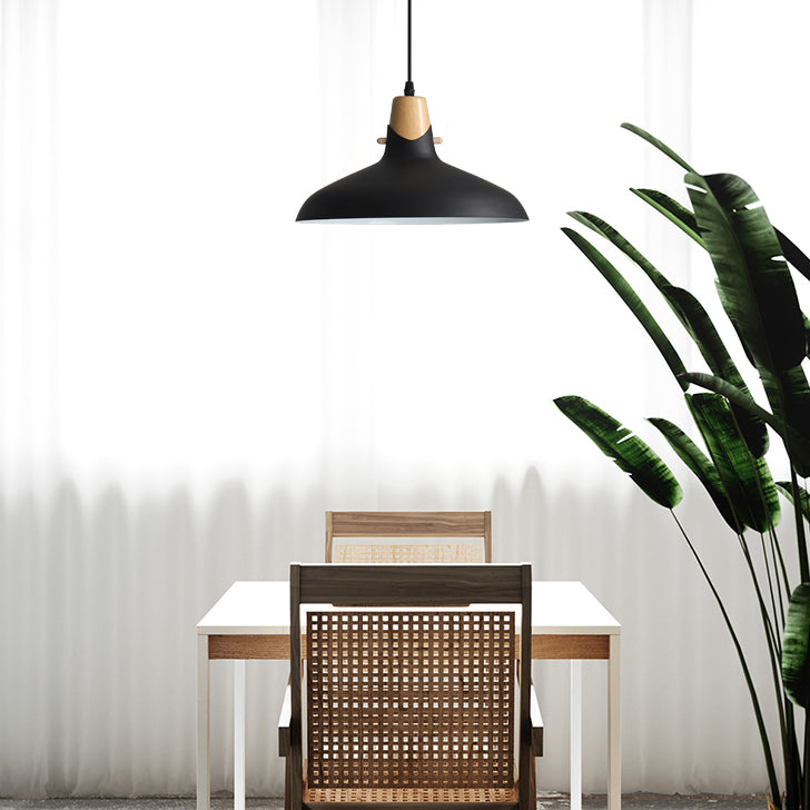 Luminaire suspendu contemporain en bois avec abat-jour en métal - Idéal pour la table à manger