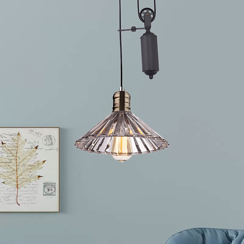 Suspension Farmhouse : luminaire en verre strié en forme de cône en bronze/laiton