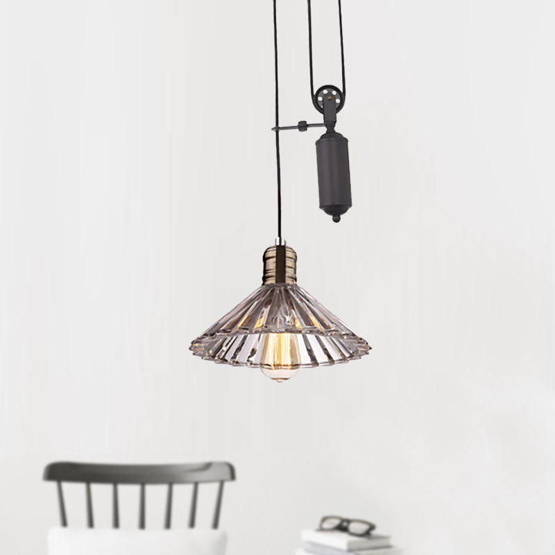 Suspension Farmhouse : luminaire en verre strié en forme de cône en bronze/laiton