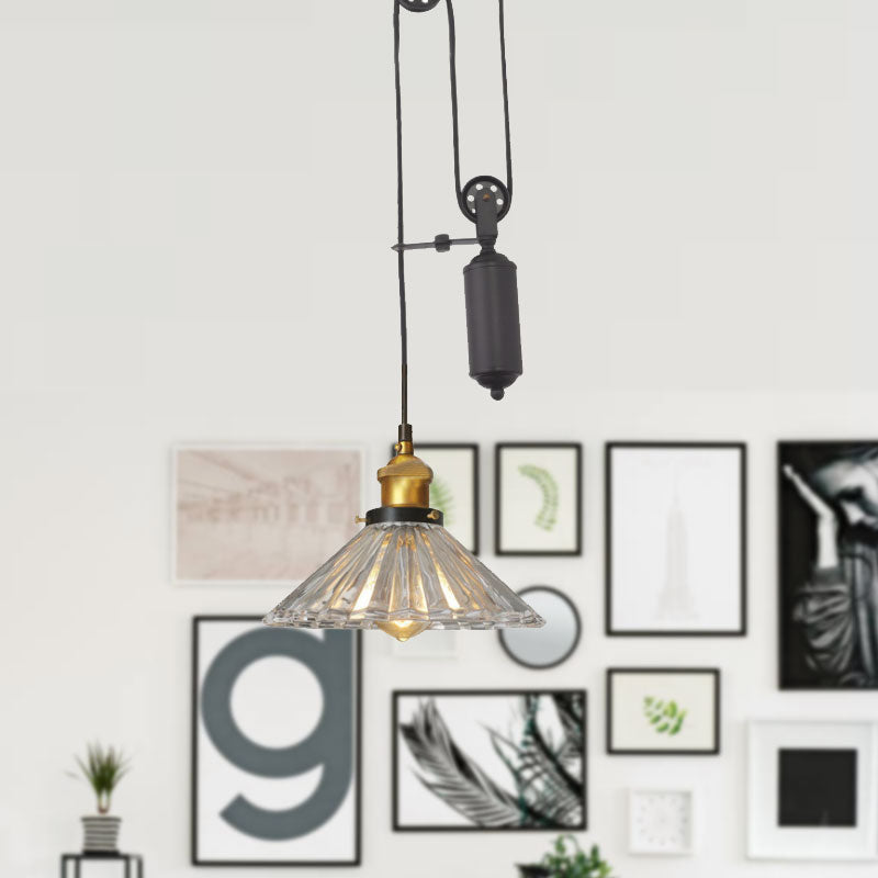 Suspension Farmhouse : luminaire en verre strié en forme de cône en bronze/laiton
