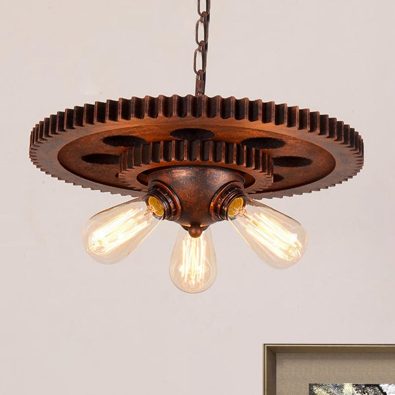 Suspension industrielle rétro à 3 têtes avec finition rouille foncée - Ampoules apparentes, construction en métal et décoration d'engrenage - Idéal pour l'éclairage de lustre des restaurants