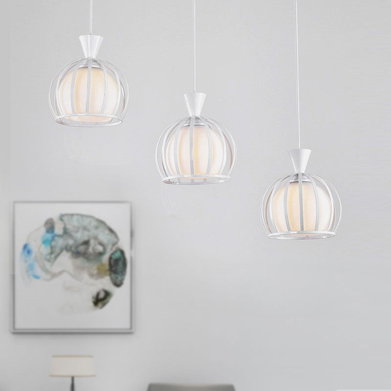 Suspension en forme de dôme en métal rétro avec abat-jour en verre laiteux - Luminaire suspendu d'intérieur à 3 ampoules en noir/blanc