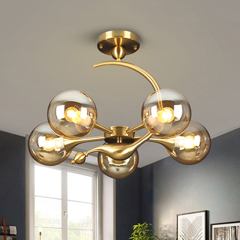 Lustre semi-encastré en forme de boule en verre ambré éclaté - Plafonnier postmoderne à 3/5 têtes en laiton avec bras incurvé
