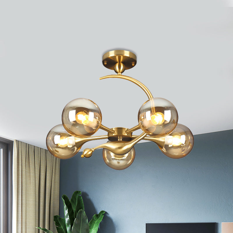 Lustre semi-encastré en forme de boule en verre ambré éclaté - Plafonnier postmoderne à 3/5 têtes en laiton avec bras incurvé