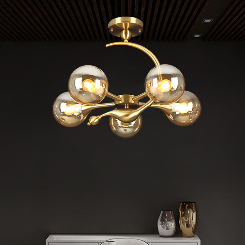 Lustre semi-encastré en forme de boule en verre ambré éclaté - Plafonnier postmoderne à 3/5 têtes en laiton avec bras incurvé