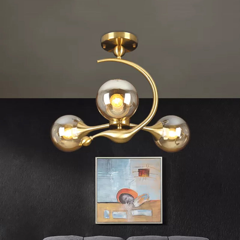 Lustre semi-encastré en forme de boule en verre ambré éclaté - Plafonnier postmoderne à 3/5 têtes en laiton avec bras incurvé