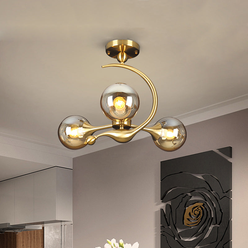 Lustre semi-encastré en forme de boule en verre ambré éclaté - Plafonnier postmoderne à 3/5 têtes en laiton avec bras incurvé