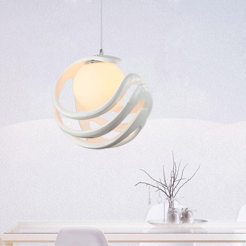 Lampe suspendue blanche moderne avec cage en résine bouclée et abat-jour en verre laiteux en forme de boule - Lampe de plafond à 1 ampoule