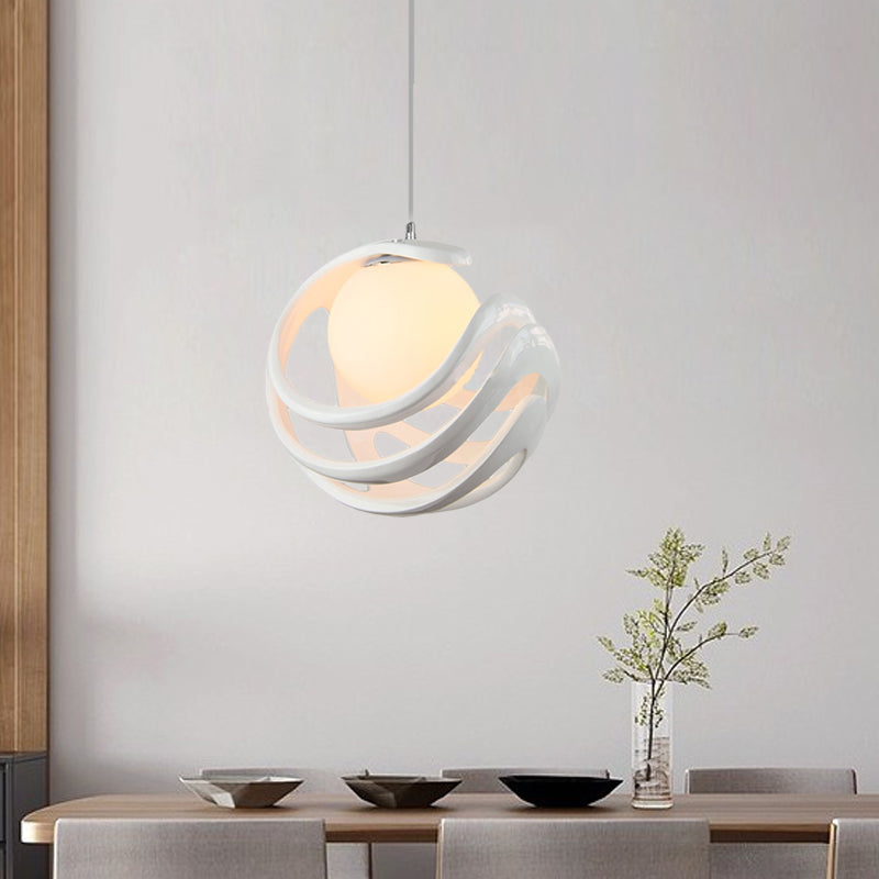 Lampe suspendue blanche moderne avec cage en résine bouclée et abat-jour en verre laiteux en forme de boule - Lampe de plafond à 1 ampoule