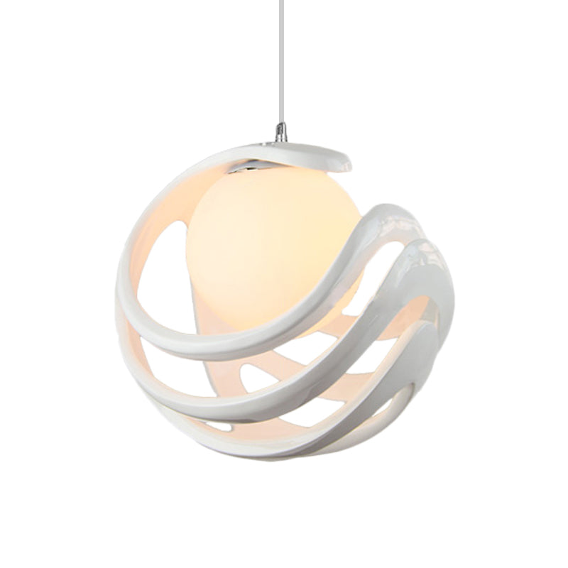 Lampe suspendue blanche moderne avec cage en résine bouclée et abat-jour en verre laiteux en forme de boule - Lampe de plafond à 1 ampoule