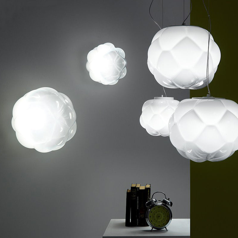 Suspension en verre mat au design simple et 1 ampoule pour suspension de plafond blanche