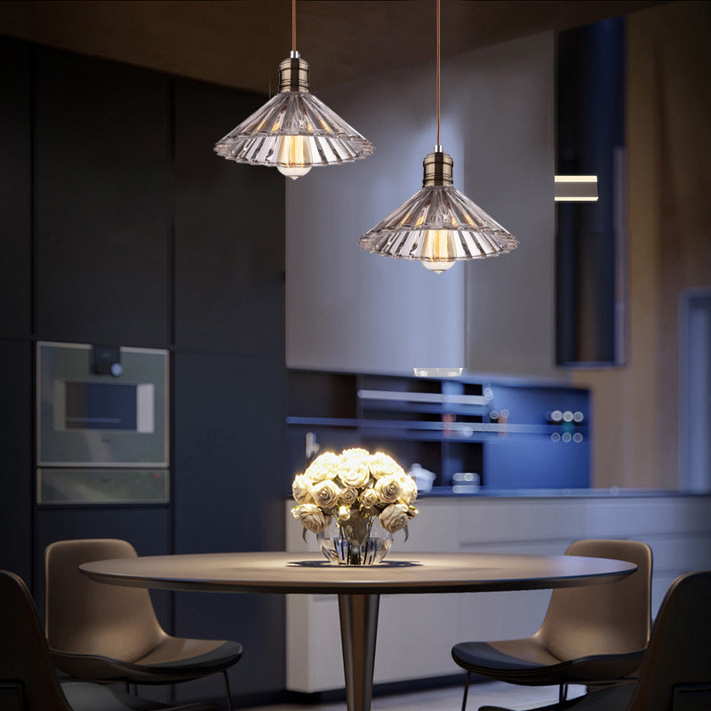 Suspension Farmhouse : luminaire en verre strié en forme de cône en bronze/laiton