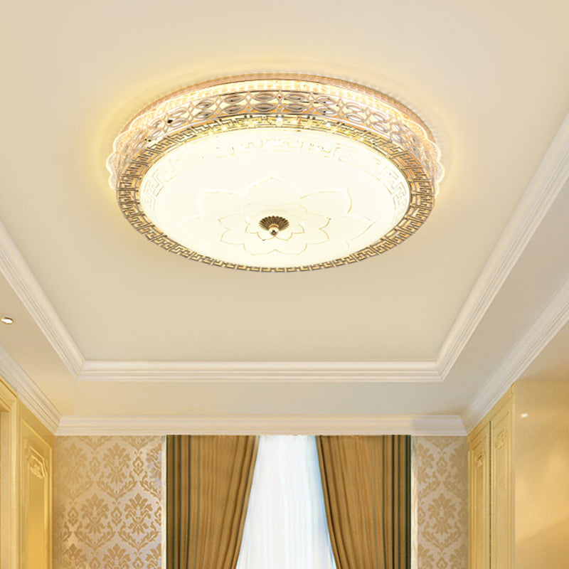 Plafonnier à tambour en verre opalin avec LED dorée et motif floral élégant