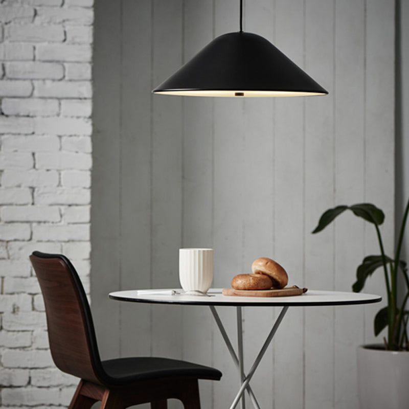 Suspension conique en métal moderne en noir mat, chrome poli et or rose pour salle à manger