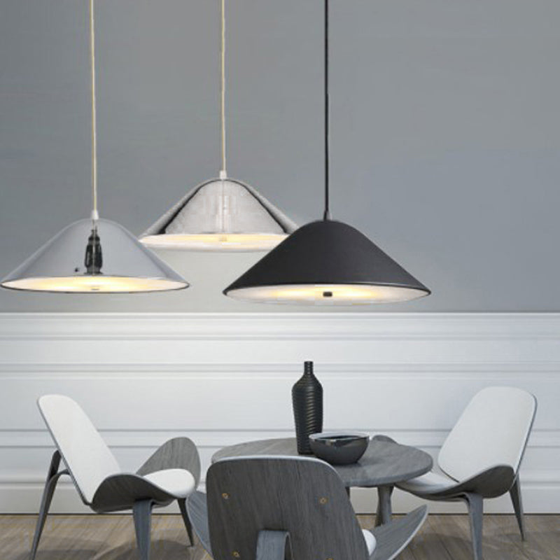 Suspension conique en métal moderne en noir mat, chrome poli et or rose pour salle à manger