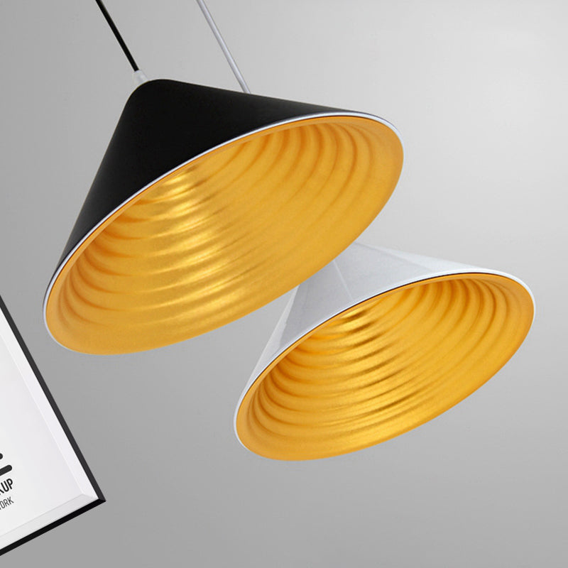 Plafonnier contemporain en métal avec abat-jour conique et ondulations dorées à l'intérieur - Nombreuses options - Suspension élégante pour salles à manger (noir/blanc)