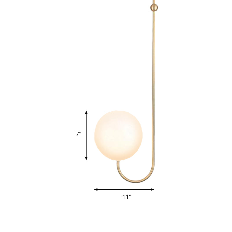 Lampe à suspension contemporaine dorée avec abat-jour en verre blanc pour chambre à coucher