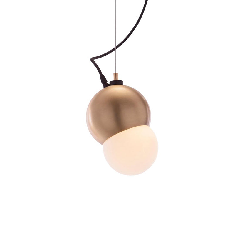 Suspension moderne en forme de dôme en métal avec cadre doré et abat-jour en verre blanc