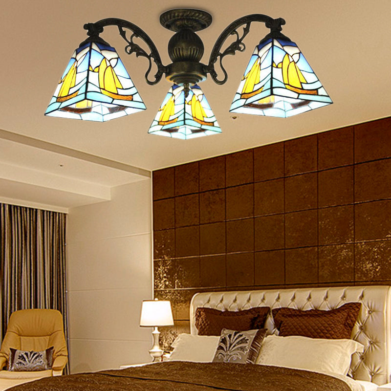 Lustre géométrique coloré Lodge : suspension en vitrail inversé jaune et bleu pour salon