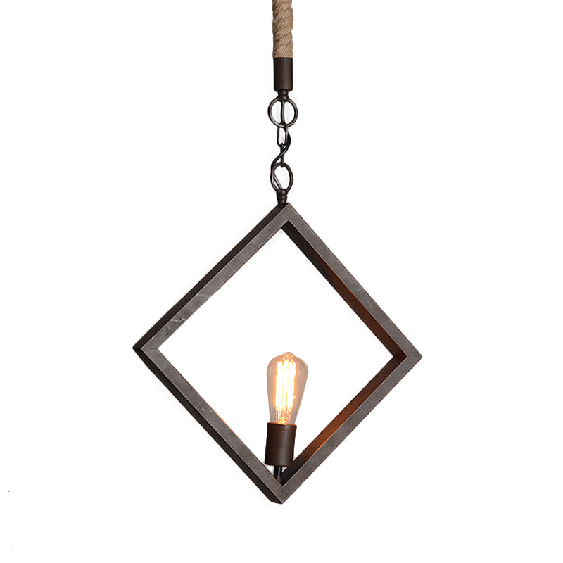 Plafonnier en métal noir de style antique avec accent en corde