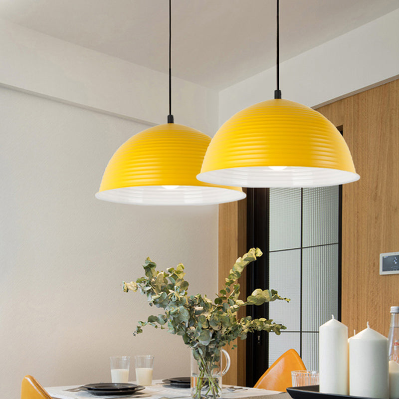 Lampe suspendue industrielle grise/jaune avec abat-jour en forme de dôme côtelé - 1 lampe, 12"/16" de large - Plafonnier d'intérieur en métal