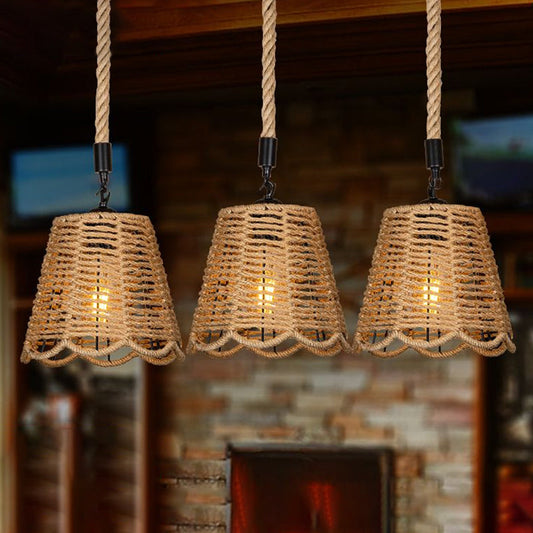 Suspension rustique en corde marron avec bordure festonnée et plusieurs têtes effilées