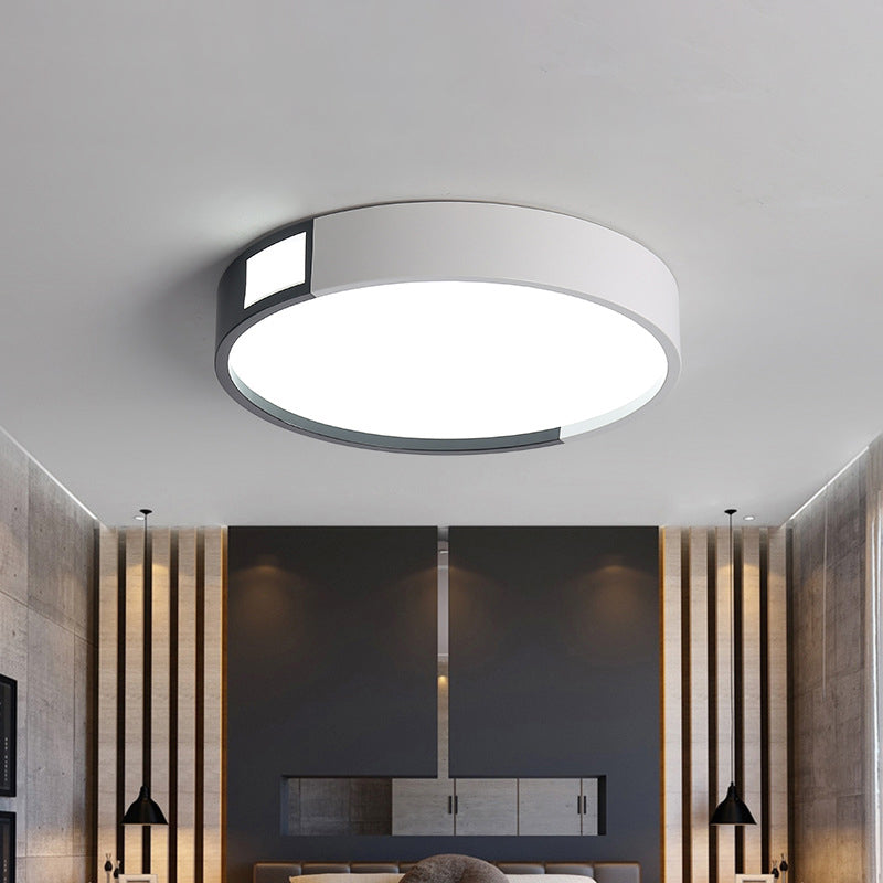 Plafonnier LED minimaliste au design noir et blanc avec plusieurs formes et options de lumière chaude/blanche