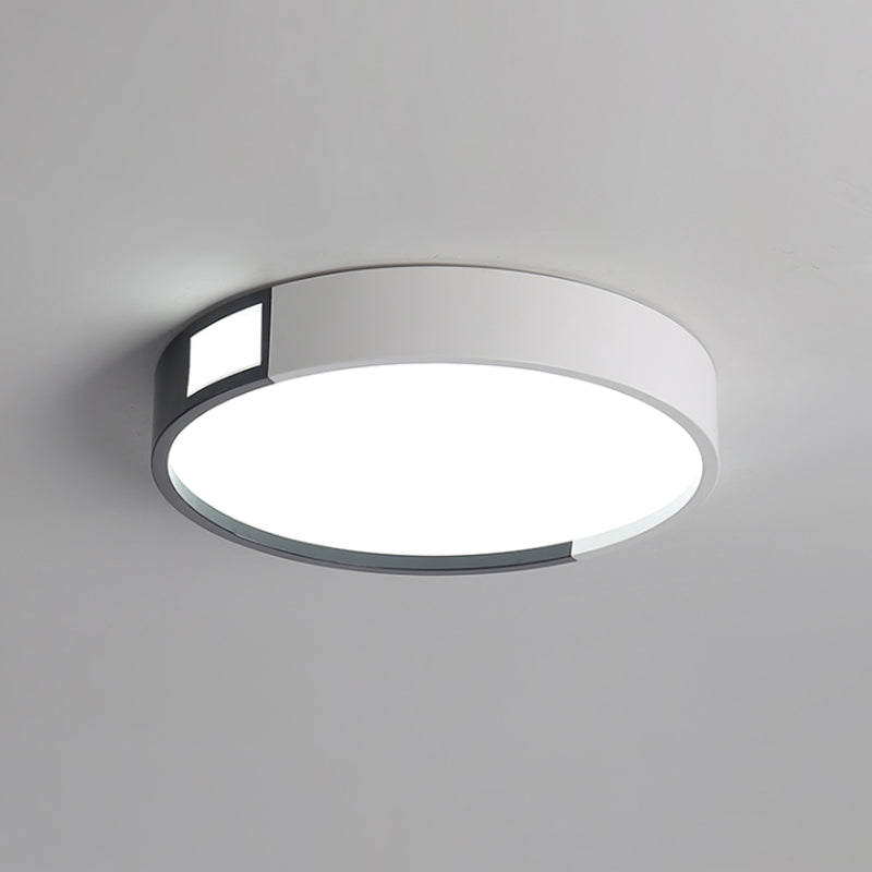 Plafonnier LED minimaliste au design noir et blanc avec plusieurs formes et options de lumière chaude/blanche