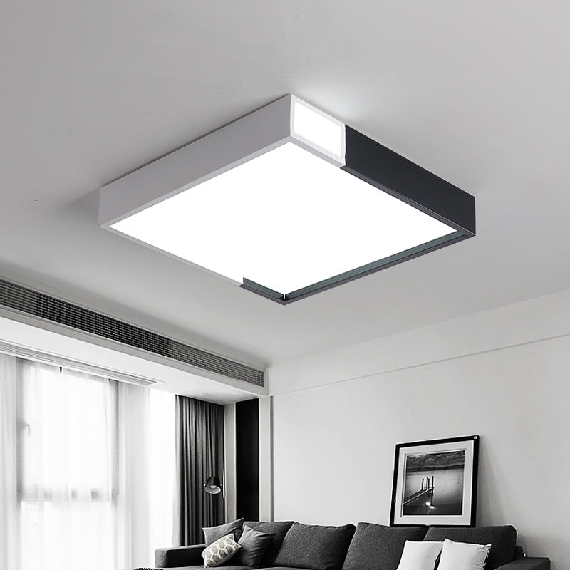 Plafonnier LED minimaliste au design noir et blanc avec plusieurs formes et options de lumière chaude/blanche