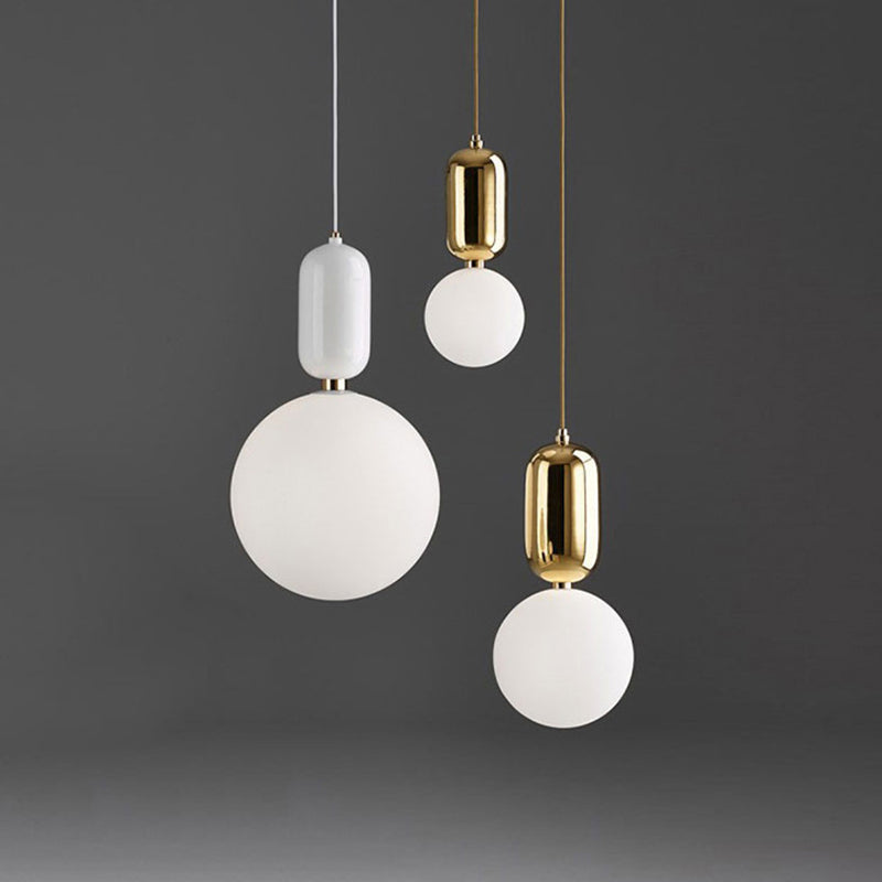 Lampe suspendue postmoderne à 1 ampoule avec abat-jour en verre à boule laiteuse - Blanc/doré, 6"/8"/12" de diamètre