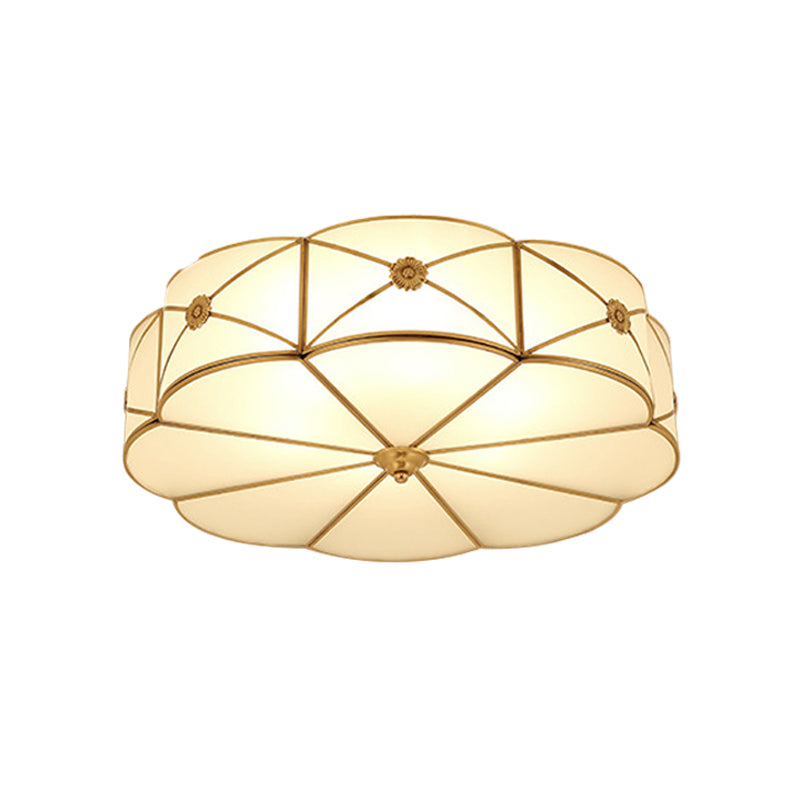 Plafonnier vintage en verre dépoli festonné avec finition en laiton - 3 lumières pour plafond de chambre