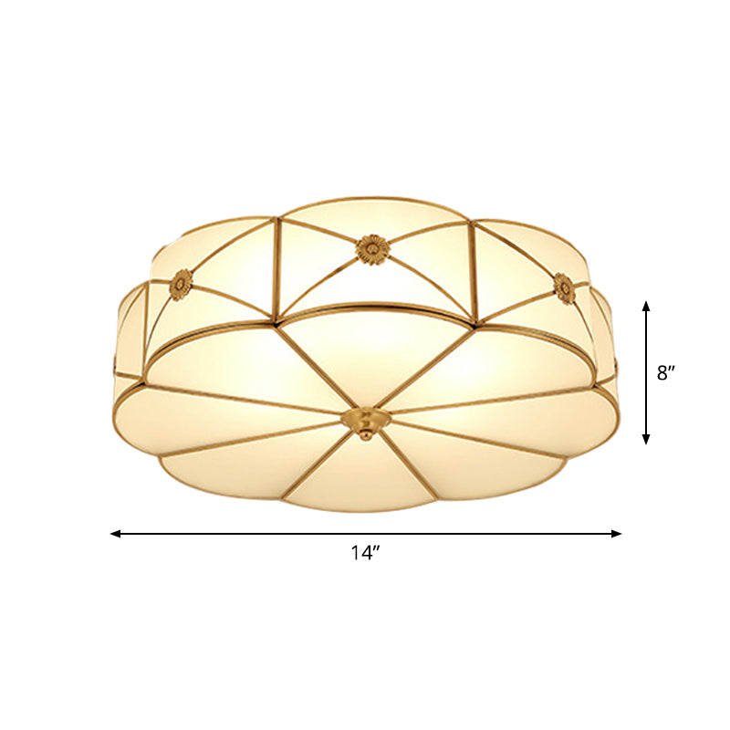 Plafonnier vintage en verre dépoli festonné avec finition en laiton - 3 lumières pour plafond de chambre