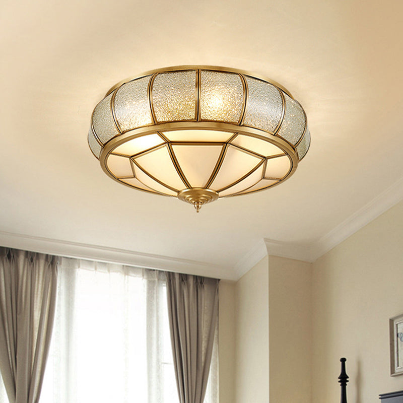 Plafonnier vintage en verre dépoli festonné avec finition en laiton - 3 lumières pour plafond de chambre