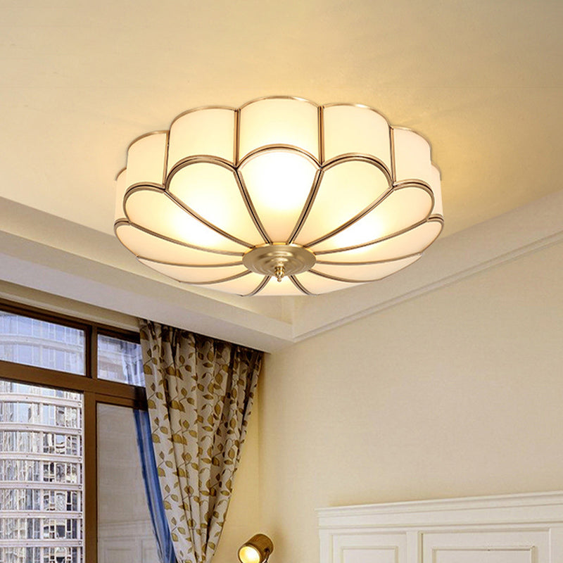 Plafonnier vintage en verre dépoli festonné avec finition en laiton - 3 lumières pour plafond de chambre