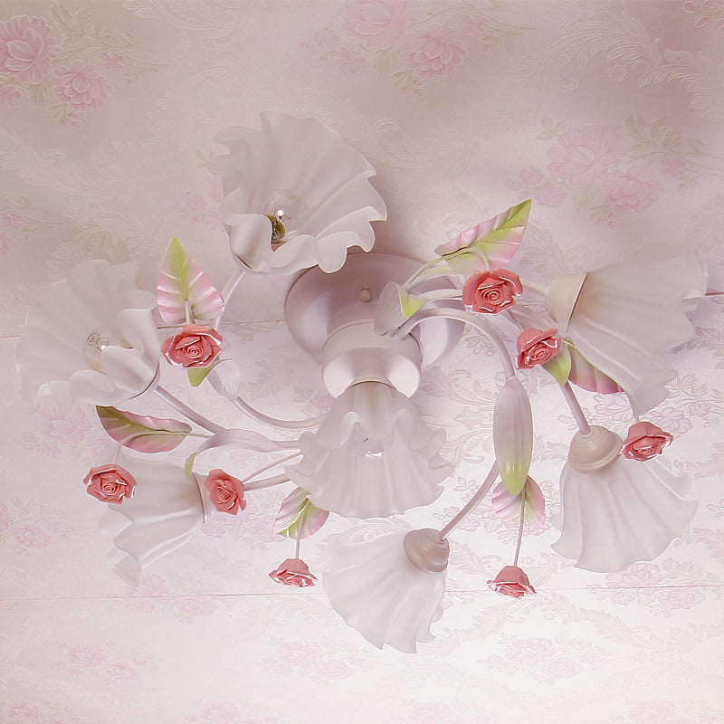 Plafonnier semi-encastré de style pastoral à motif floral avec abat-jour en verre dépoli en blanc