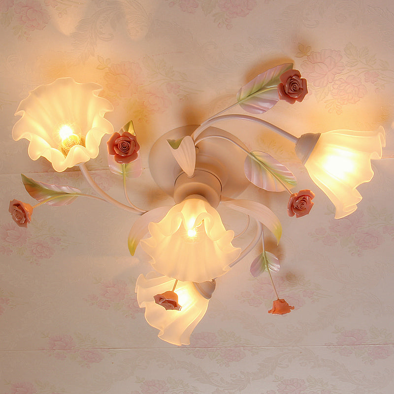Plafonnier semi-encastré de style pastoral à motif floral avec abat-jour en verre dépoli en blanc