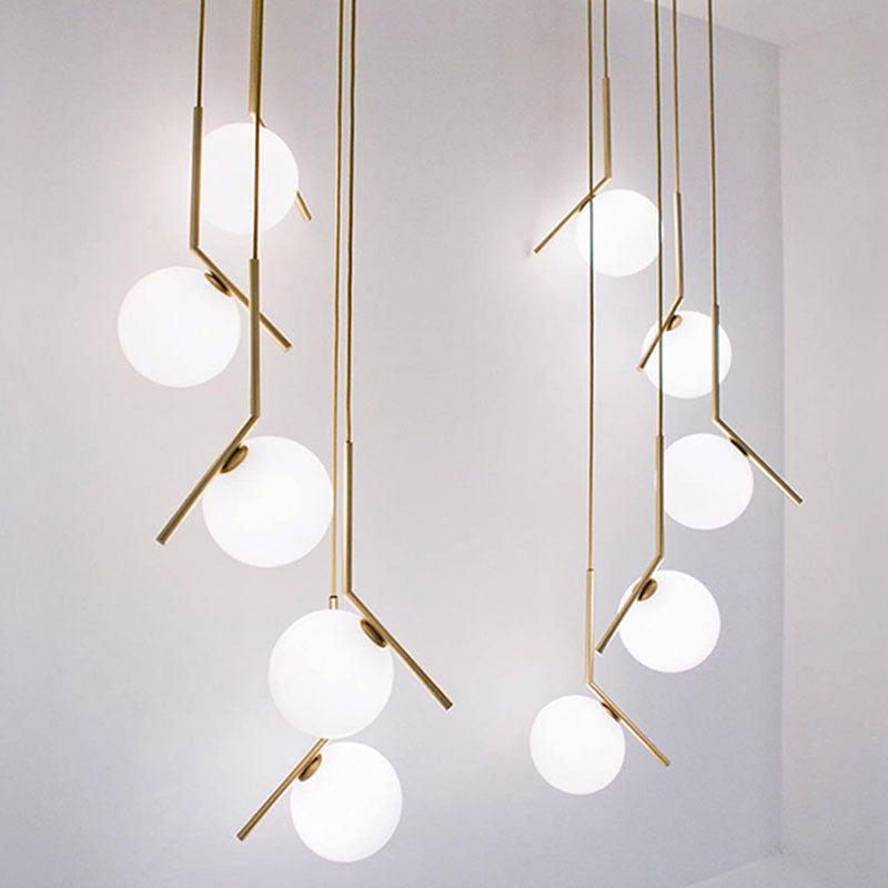 Suspension multi-lumières en verre opale au design sphérique minimaliste – Lampe à suspension élégante avec bras en métal pour le salon