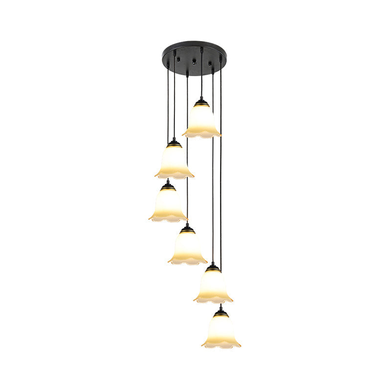 Suspension d'escalier minimaliste en forme de fleur noire avec verre dépoli et auvent rond