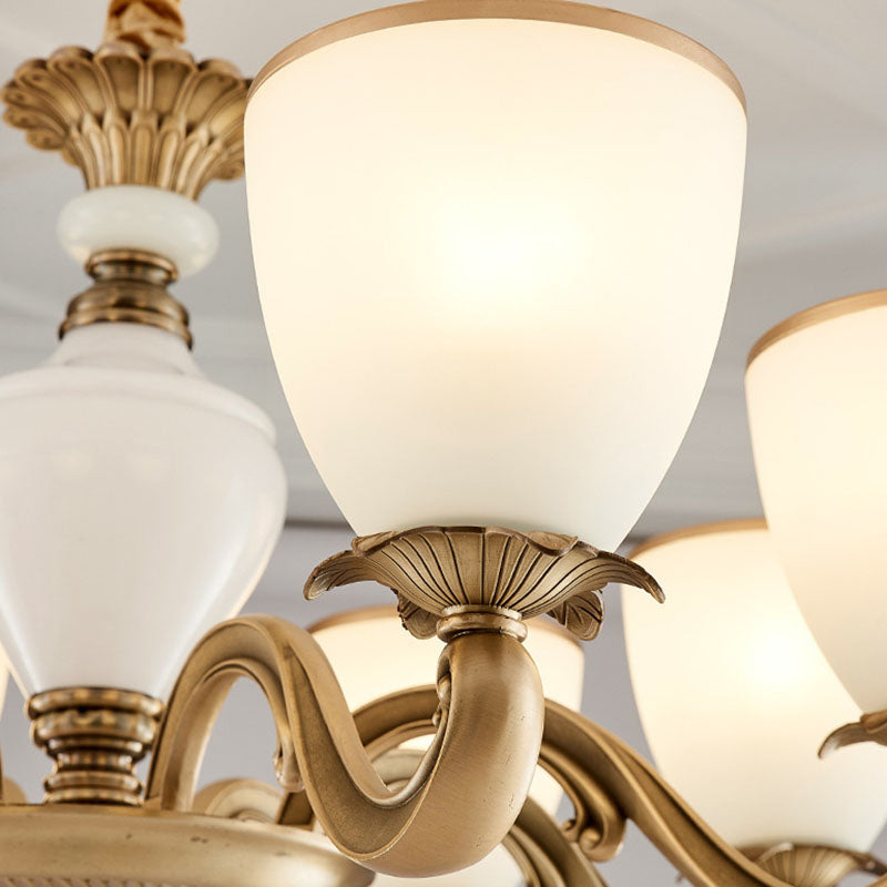 Luminaire suspendu Simplicity en or avec bol en verre laiteux pour le salon